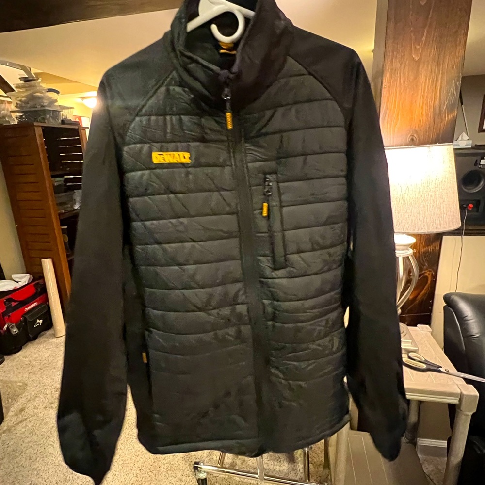 Dewalt full zip puffer & polyester hybrid jacket. XXL. Black